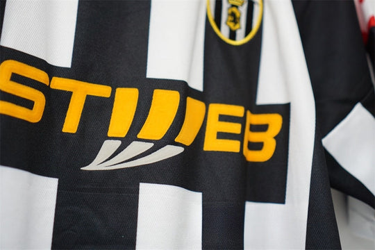 JUVENTUS 2001 - 2002 HJEMME TRØJE